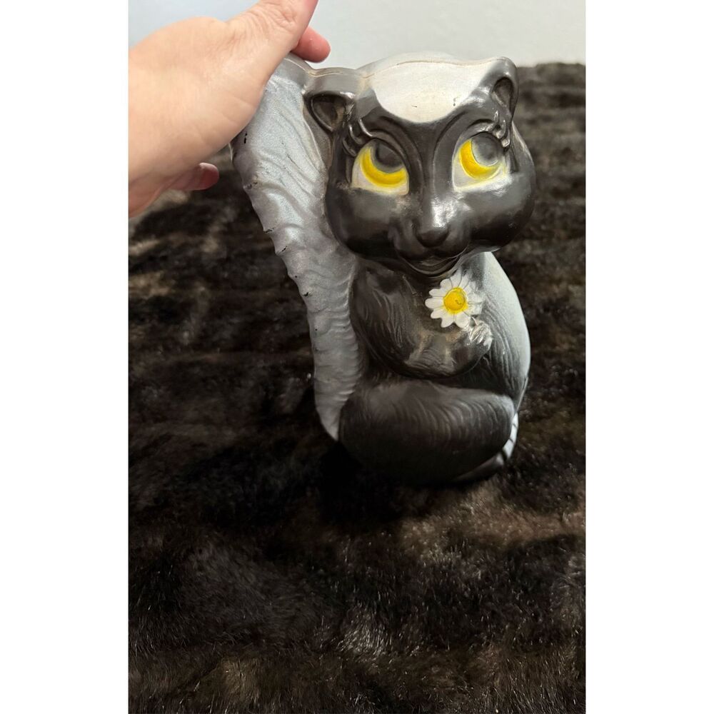 Garden Skunk Blow‎ Mold Yard Lawn Ornament with flower